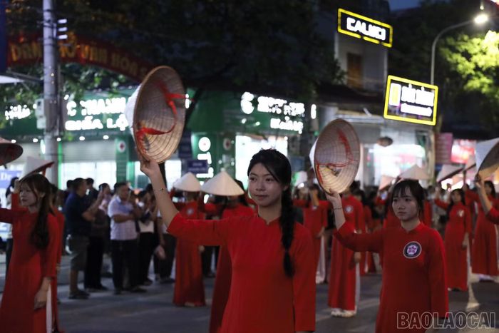 Khối diễu diễn dân tộc Kinh.