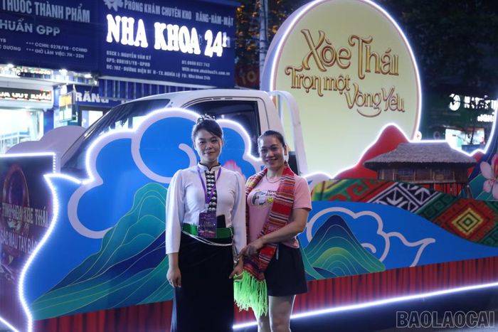 Người dân giao lưu cùng diễn viên tham gia diễu diễn.