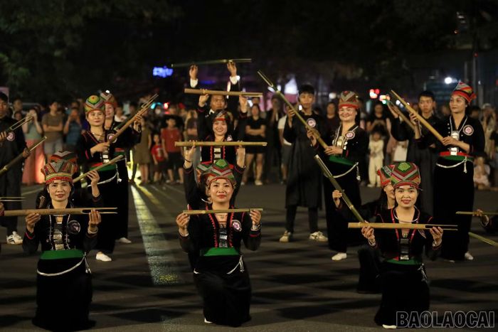 Khối diễu diễn dân tộc Khơ Mú.