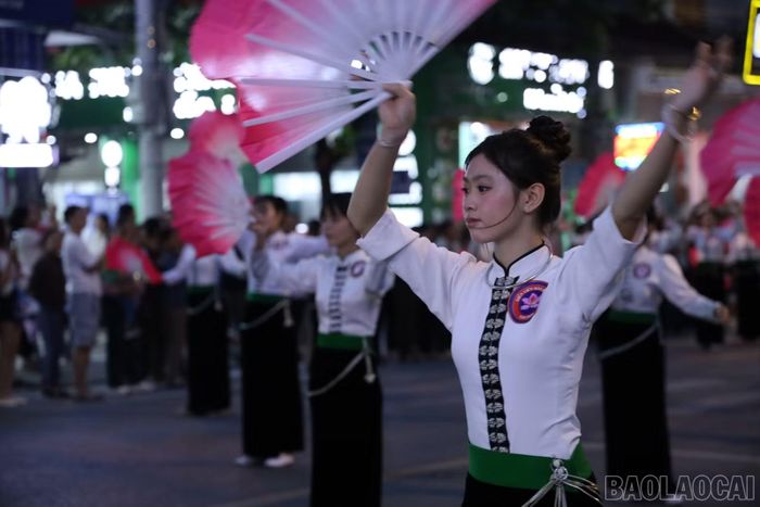 Khối diễu diễn dân tộc Thái.