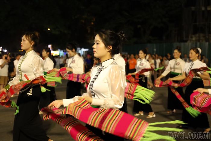Khối diễu diễn dân tộc Thái.