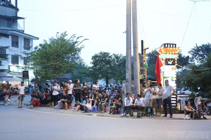 Người dân chờ xem diễu diễn.