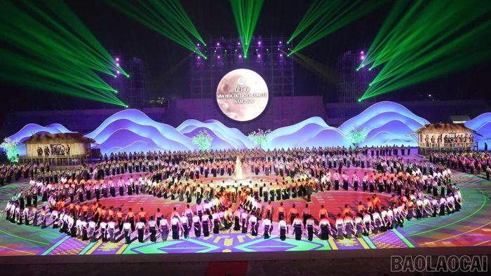 Chương trình nghệ thuật “Xòe Thái - Trọn một vòng yêu” tại lễ khai mạc Lễ hội Văn hóa, Du lịch Mường Lò năm 2026.