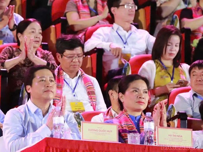 Đồng chí Hà Thị Nga - Ủy viên Ban Chấp hành Trung ương Đảng, Phó Chủ tịch, Tổng Thư ký Ủy ban Trung ương Mặt trận Tổ quốc Việt Nam và đồng chí Dương Quốc Huy - Bí thư Tỉnh ủy dự khai mạc lễ hội.
