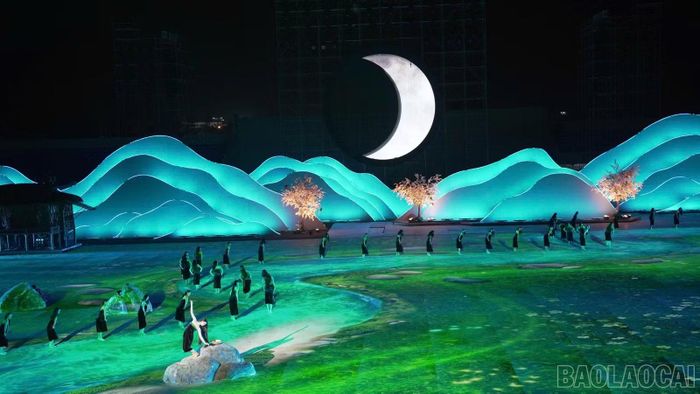 Phân cảnh "Xuân thì" với hình ảnh các thiếu nữ Thái xõa tóc gội đầu bên dòng suối Nậm Thia.