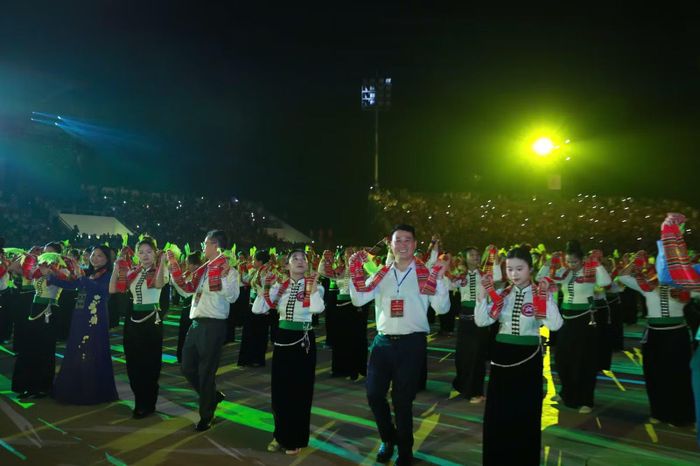 Các đồng chí lãnh đạo Trung ương, tỉnh Lào Cai cùng người dân, du khách hòa mình trong vòng xòe đoàn kết tại lễ hội.