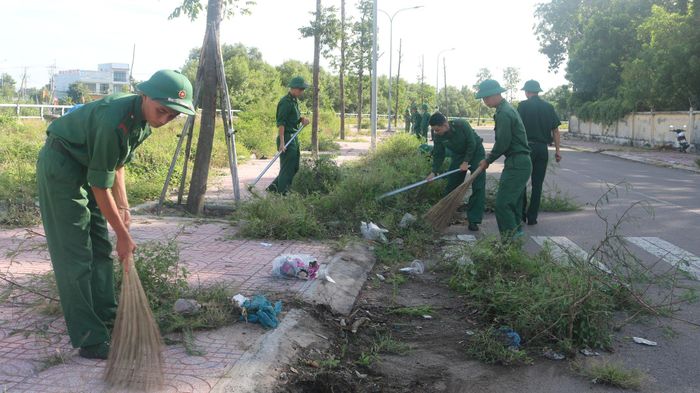 Lực lượng vũ trang trên địa bàn phường Phú Thủy cùng dọn dẹp vệ sinh môi trường tuyến đường ven biển