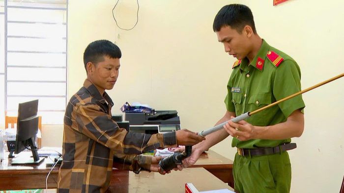 Người dân chủ động giao nộp vũ khí tự chế cho lực lượng Công an xã