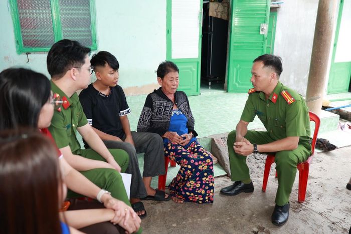 Cán bộ Phòng Kỹ thuật hình sự, Công an tỉnh đến thăm hỏi, nắm bắt tình hình và vận động học sinh thuộc gia đình hoàn cảnh khó khăn quay trở lại trường học