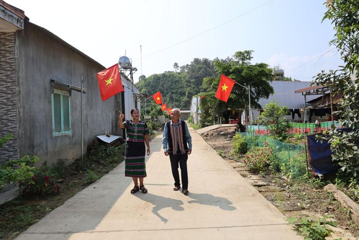 Mô hình “Đường cờ Tổ quốc” tại thôn Đơng Jri, xã Đam Rông 3 là minh chứng cho việc đảng viên phát huy tính gương mẫu, vận động Nhân dân xây dựng đời sống văn hóa