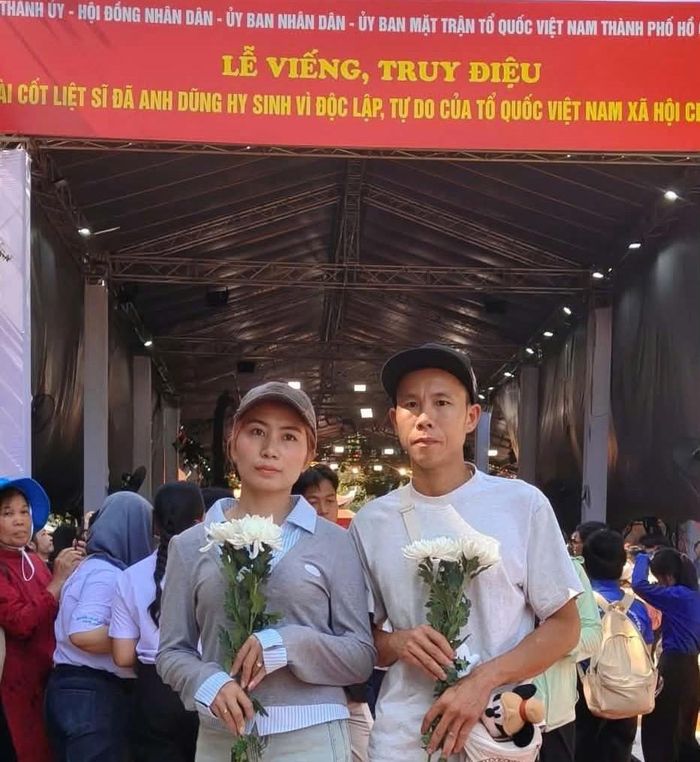 Vợ chồng anh Trần Văn Định có mặt trong lễ viếng và đưa tiễn 731 anh hùng liệt sĩ tại Công viên Văn hóa Lê Thị Riêng
