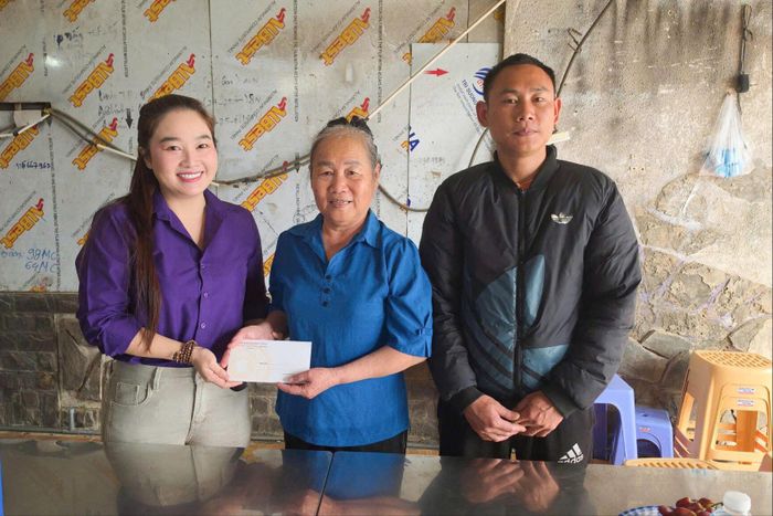 Do Bí thư Tỉnh ủy Lâm Đồng bận công tác, bà Phương Thảo thay mặt chồng đến thăm hỏi, gửi lời cảm ơn và trao tặng gia đình anh Định món quà riêng của Bí thư Tỉnh ủy