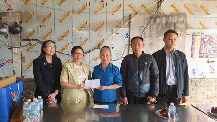Lãnh đạo phường Lang Biang - Đà Lạt tặng quà cho gia đình anh Định