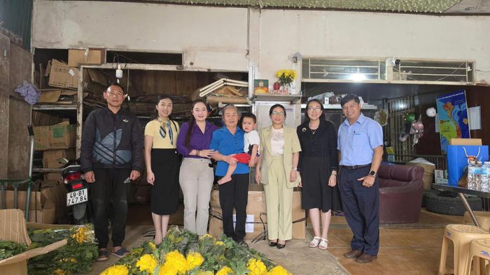 Đoàn công tác thăm hỏi gia đình anh Định