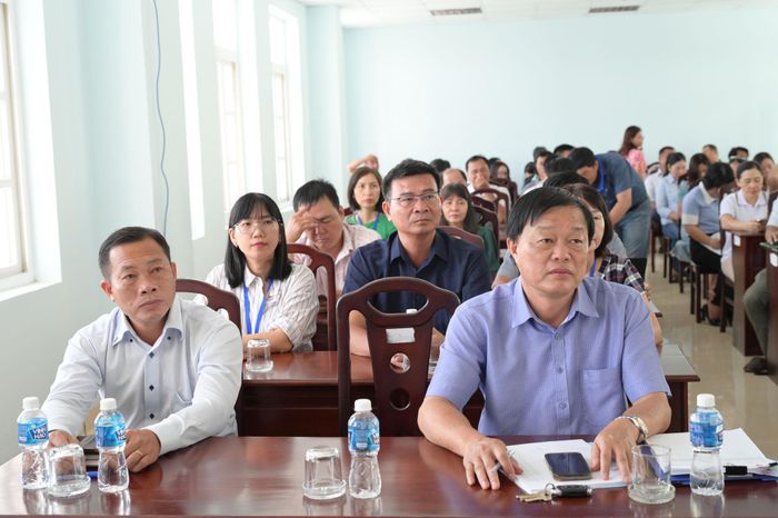 Tập thể lãnh đạo và nhân viên Báo và PTTH Lâm Đồng cơ sở Phú Thủy tham gia hội nghị. (Ảnh: Minh Vân)
