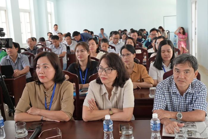 Cán bộ, viên chức, người lao động Báo và PTTH Lâm Đồng cơ sở Phú Thủy tham gia hội nghị quán triệt Nghị quyết của Bộ Chính trị. (Ảnh: Minh Vân)