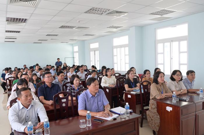 Tập thể lãnh đạo, nhân viên, người lao động Báo và PTTH Lâm Đồng cơ sở Phú Thủy tham gia Hội nghị quán triệt nghị quyết của Bộ Chính trị. (Ảnh: Minh Vân)