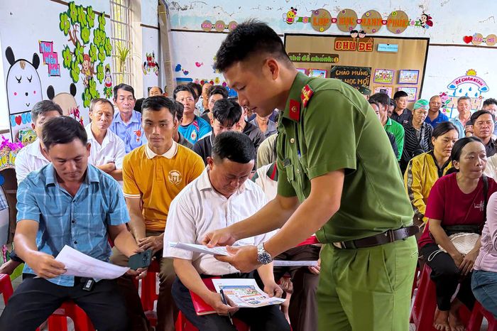 Lực lượng chức năng và chính quyền xã Nam Dong tuyên truyền bằng nhiều hình thức trực quan