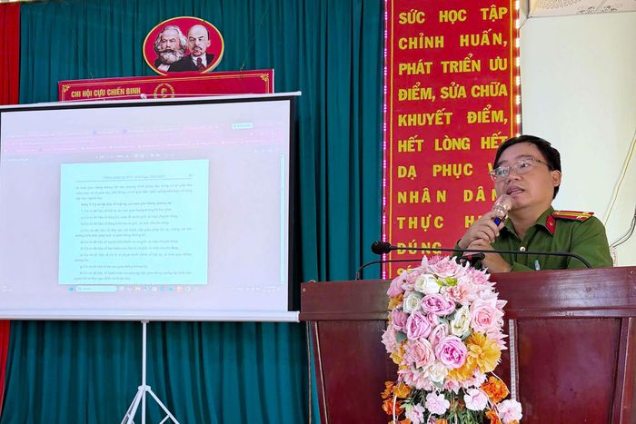 Công an xã Nam Dong hướng dẫn người dân thực hiện các quy định của pháp luật và giải đáp các thắc mắc liên quan