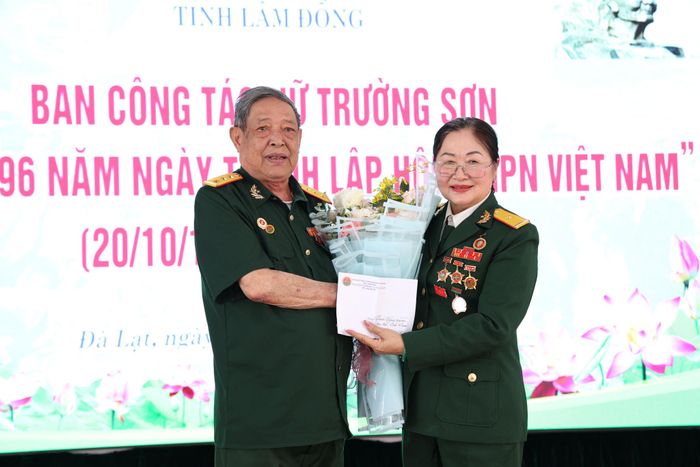 Chủ tịch Hội Trường Sơn Lâm Đồng tặng hoa chúc mừng Ban Công tác nữ Trường Sơn
