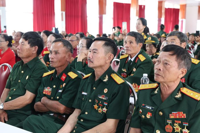 Các cựu chiến binh đến chúc mừng đồng đội trong lễ kỷ niệm