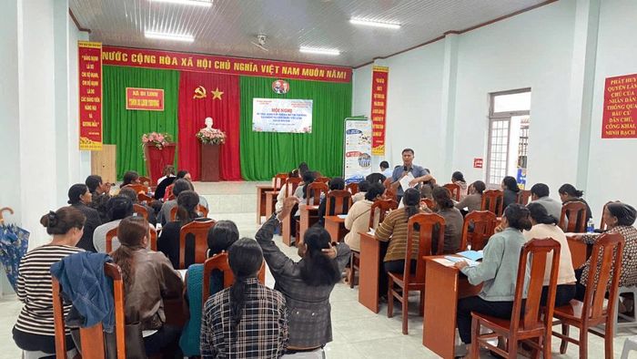 Ông Hoàng Trọng Vinh, Phó Giám đốc Trung tâm Lưu trữ và dịch vụ việc làm tỉnh thông tin về thị trường lao động cho người dân xã Di Linh