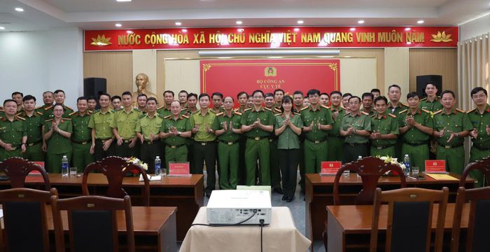 Đại biểu và cán bộ, chiến sĩ của các đơn vị chụp hình lưu niệm tại lớp tập huấn
