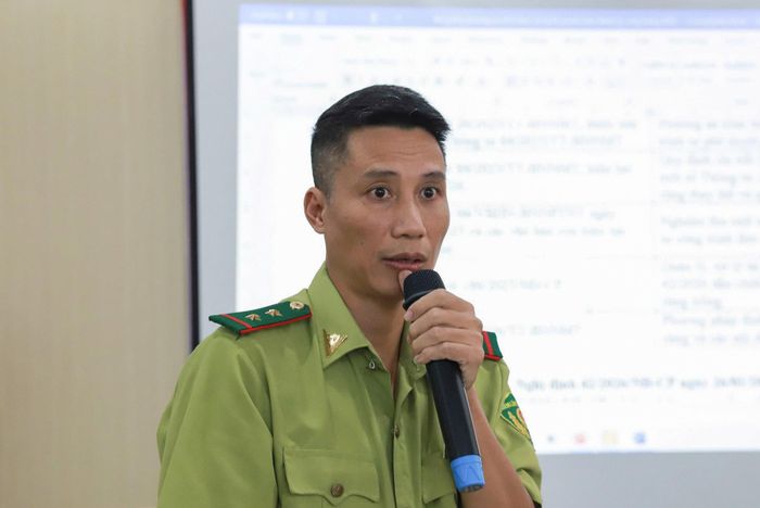 Đồng chí Lại Huy Hoài, báo cáo viên đang tập huấn cho cán bộ, chiến sĩ