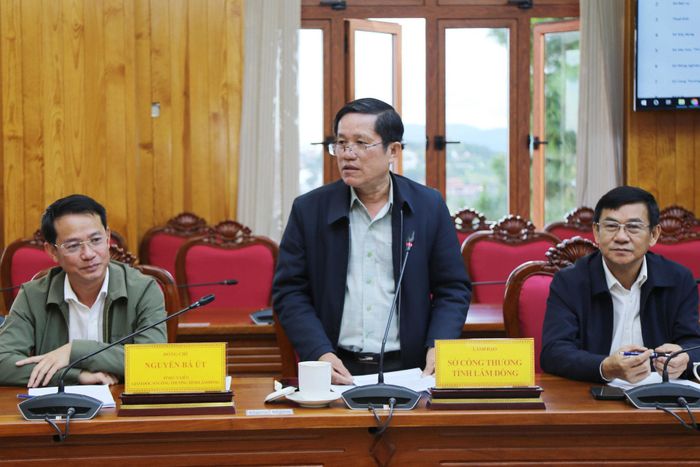 Phó Giám đốc Sở Công thương Nguyễn Văn Khánh báo cáo tình hình dịch vụ, tổng mức bán lẻ trên địa bàn Lâm Đồng