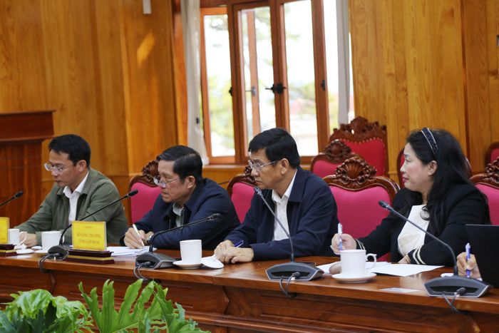 Tập thể lãnh đạo Ban Giám đốc Sở Công thương tham dự buổi làm việc