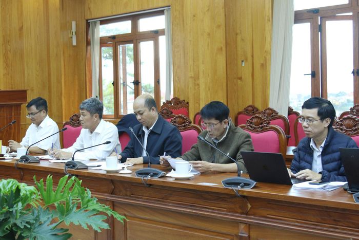 Tập thể lãnh đạo Ban Quản lý các KCN tỉnh tham dự buổi làm việc