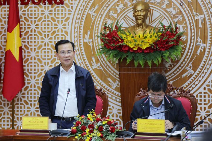 Ủy viên Ban Chấp hành Trung ương Đảng, Phó Bí thư Tỉnh ủy, Chủ tịch UBND tỉnh Hồ Văn Mười (bên trái) và Ủy viên Ban Thường vụ Tỉnh ủy, Phó Chủ tịch Thường trực UBND tỉnh Nguyễn Hồng Hải (bên phải) đồng chủ trì buổi làm việc