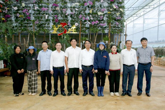 Phó Bí thư Thường trực Tỉnh ủy Lâm Đồng (thứ 5 từ phải qua) chụp ảnh lưu niệm cùng cán bộ, nhân viên Công ty TNHH Nông nghiệp Công nghệ cao Yến Sang Anh