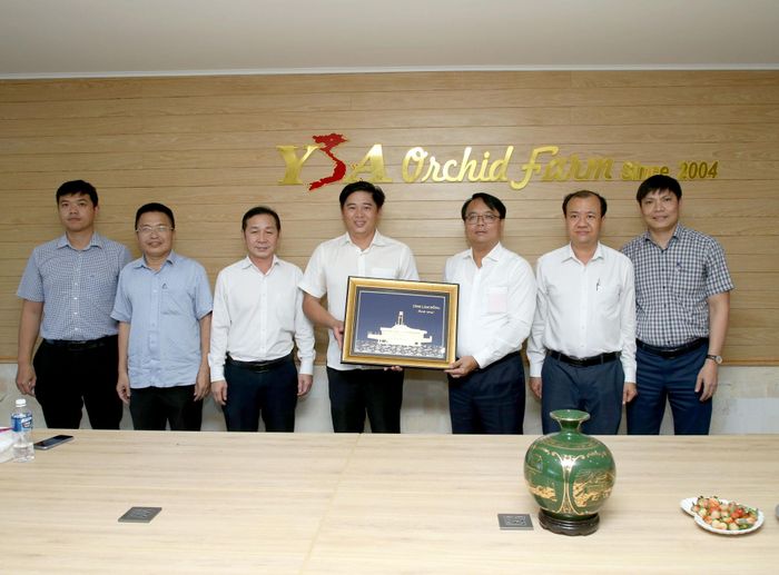 Phó Bí thư Thường trực Tỉnh ủy Lâm Đồng (thứ 3 từ phải qua) tặng quà cho Công ty TNHH Nông nghiệp Công nghệ cao Yến Sang Anh