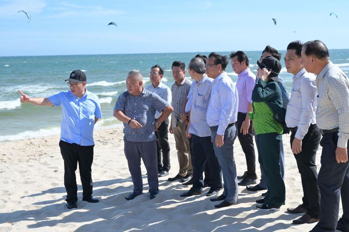 Phó Chủ tịch UBND tỉnh Nguyễn Ngọc Phúc (nón đen) cùng lãnh đạo sở, ngành, địa phương liên quan đã có chuyến khảo sát dọc bờ biển Mũi Né