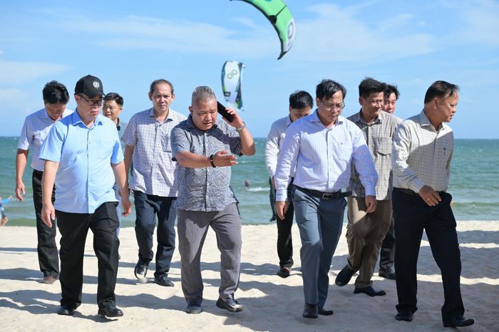Phó Chủ tịch UBND tỉnh Nguyễn Ngọc Phúc khảo sát tình hình thu gom rác thải bờ biển tại một số resort ở Mũi Né