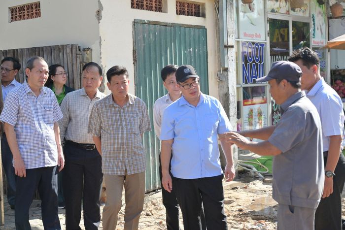 Phó Chủ tịch UBND tỉnh Nguyễn Ngọc Phúc (đội nón đen) khảo sát hệ thống xử lý nước thải tại một số resort khu vực Mũi Né