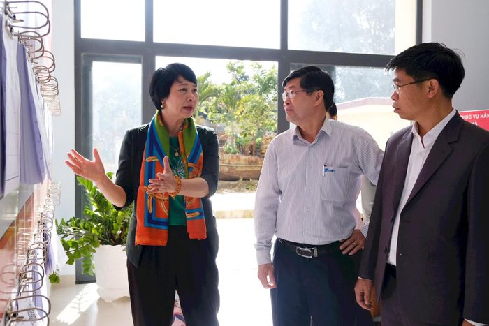 Phó Bí thư Tỉnh ủy, Chủ tịch Ủy ban MTTQ Việt Nam tỉnh Lâm Đồng Phạm Thị Phúc (ngoài cùng bên trái) yêu cầu xã Nam Ban Lâm Hà cần khẩn trương khắc phục những hạn chế, tồn tại