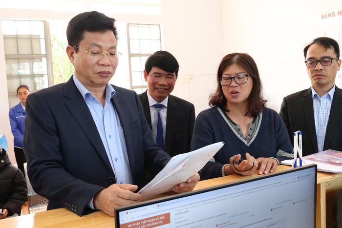 Phó Bí thư Tỉnh ủy, Chủ tịch HĐND tỉnh Lâm Đồng Lưu Văn Trung (ngoài cùng bên trái) trao đổi với người dân khi đến làm thủ tục hành chính tại Trung tâm Phục vụ hành chính công xã Lạc Dương