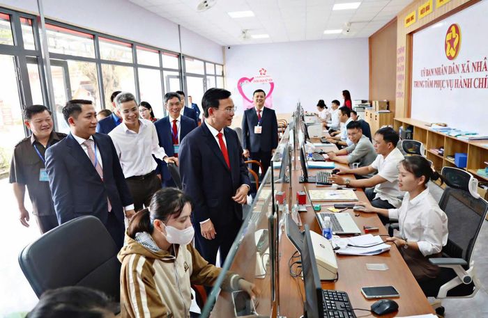 Ủy viên Ban Chấp hành Trung ương Đảng, Phó Bí thư Tỉnh ủy, Chủ tịch UBND tỉnh Lâm Đồng Hồ Văn Mười (đứng hàng trên, thứ 2 từ trái qua) nắm bắt khó khăn, vướng mắc trong quá trình hoạt động của Trung tâm Phục vụ hành chính công xã Nhân Cơ