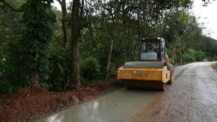 Dự án Nâng cấp, mở rộng tuyến ĐT717 đang được đẩy nhanh tiến độ thi công. (Ảnh: Ngọc Hiển)