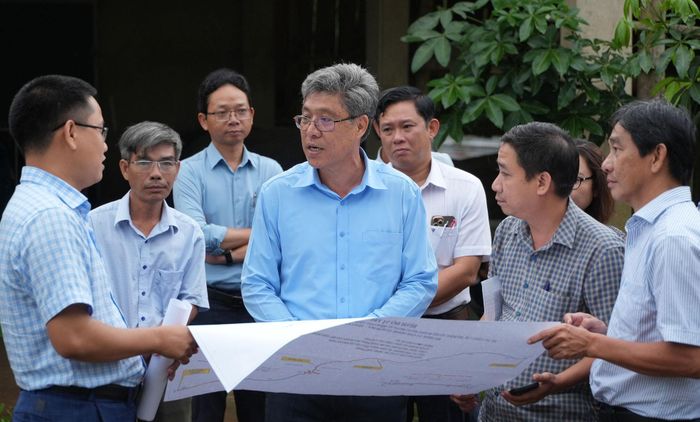 Phó Chủ tịch UBND tỉnh Lâm Đồng Nguyễn Minh kiểm tra thực tế tại dự án Nâng cấp, mở rộng tuyến ĐT717. (Ảnh: Ngọc Hiển)