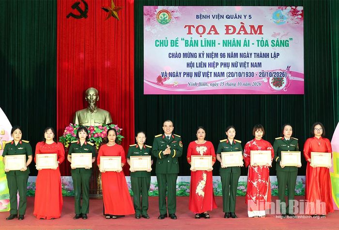 Đại tá Trần Bình Trọng, Bí thư Đảng uỷ, Chính uỷ Bệnh viện trao Giấy khen cho các phụ nữ vượt khó, hoàn thành tốt nhiệm vụ.