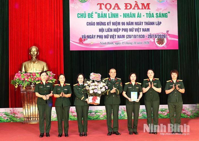 Đại tá Trần Bình Trọng, Bí thư Đảng uỷ, Chính uỷ Bệnh viện tặng hoa chúc mừng chị em phụ nữ Bệnh viện nhân dịp 20/10.