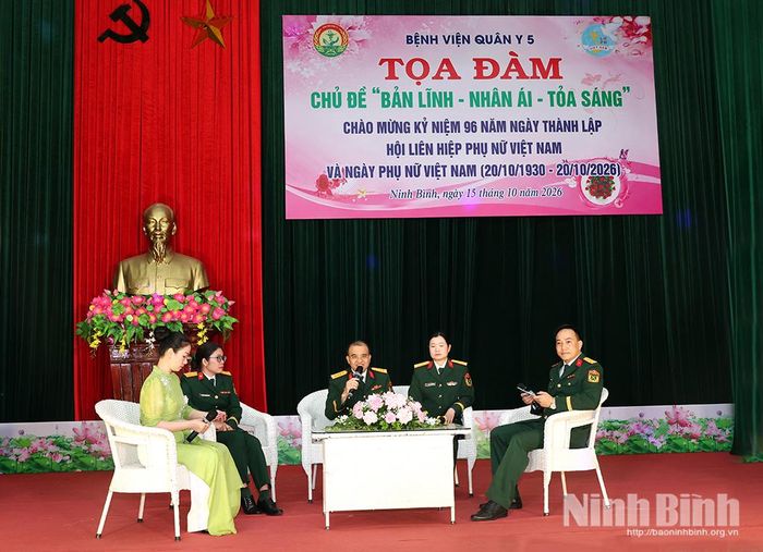 Các đại biểu tham gia tọa đàm với chủ đề “Hội Phụ nữ Bệnh viện Quân y 5 bản lĩnh, nhân ái, tỏa sáng”.