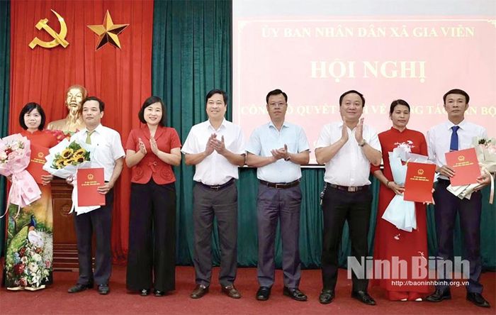 Lãnh đạo xã Gia Viễn trao quyết định bổ nhiệm cán bộ.