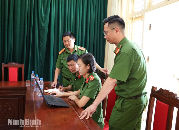 Cán bộ, chiến sĩ Công an phường Thiên Trường nghiên cứu, nâng cao chất lượng các sản phẩm truyền thông, trợ lý số…, chủ động thích ứng với xu thế chuyển đổi số.