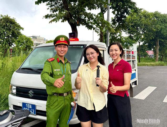 Cán bộ, chiến sĩ Công an phường Thiên Trường tham gia diễn xuất cùng nhà sáng tạo nội dung TikTok “Cô gái Nam Định” trong video tuyên truyền an toàn giao thông.