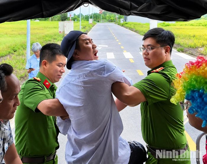 Cán bộ, chiến sĩ Công an xã Bình Lục tham gia dàn dựng, ghi hình clip tuyên truyền “View ảo, pháp luật thật”.