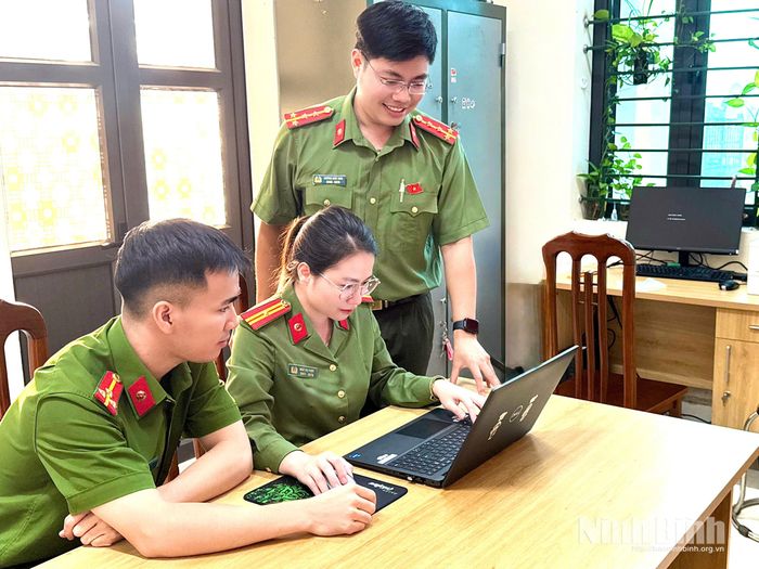 Cán bộ, chiến sĩ Công an xã Bình Lục trao đổi về các clip tuyên truyền trên mạng xã hội.